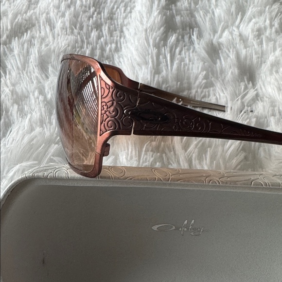 Oakley Women's Sunglasses with Brown Frame - Picture 3 of 4